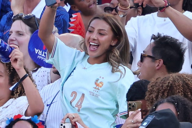 Rayan Cherki&nbsp;: sa femme Emma Abbes f&ecirc;te la victoire des Bleus dans les tribunes