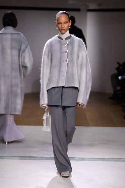 Gilet gris et costume anthracite&nbsp;aper&ccedil;us sur le d&eacute;fil&eacute; Mame Kurogouchi