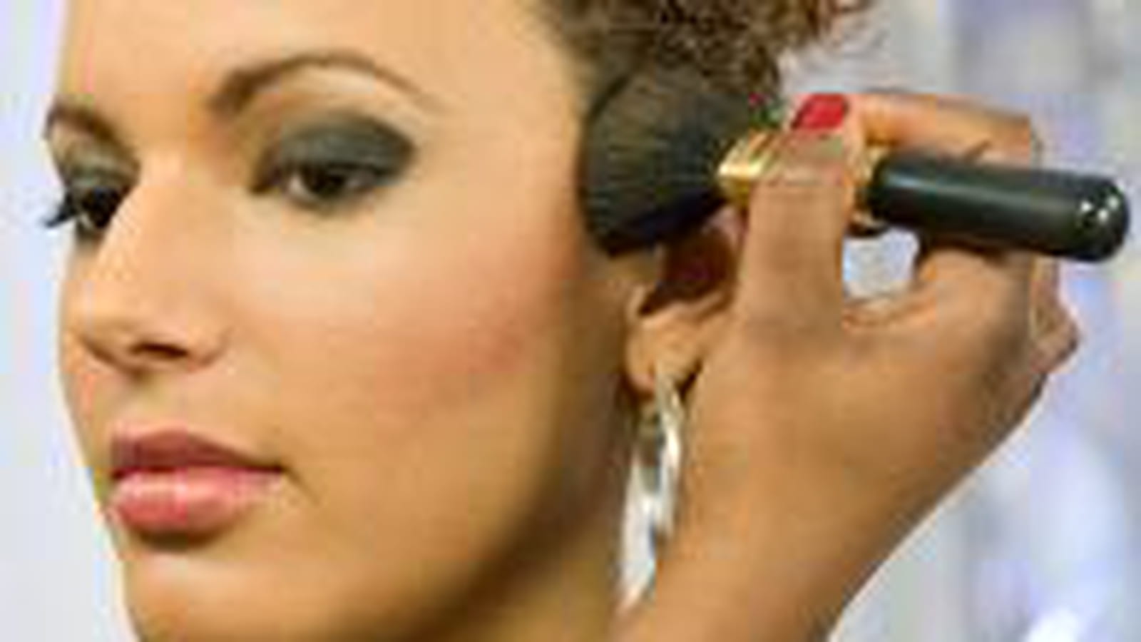 Du blush couleur prune pour sculpter le visage
