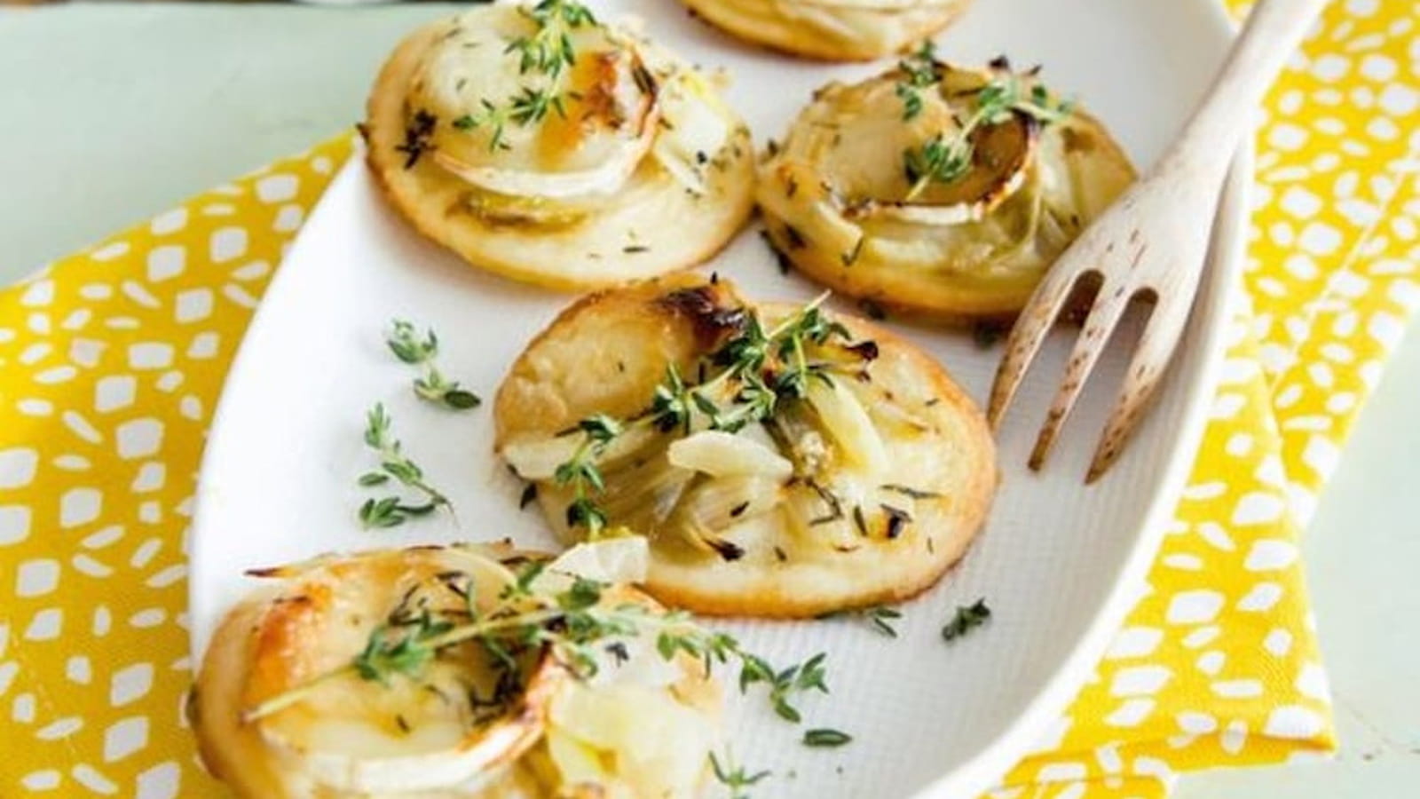 Mini pizza aux endives, chèvre, miel et thym