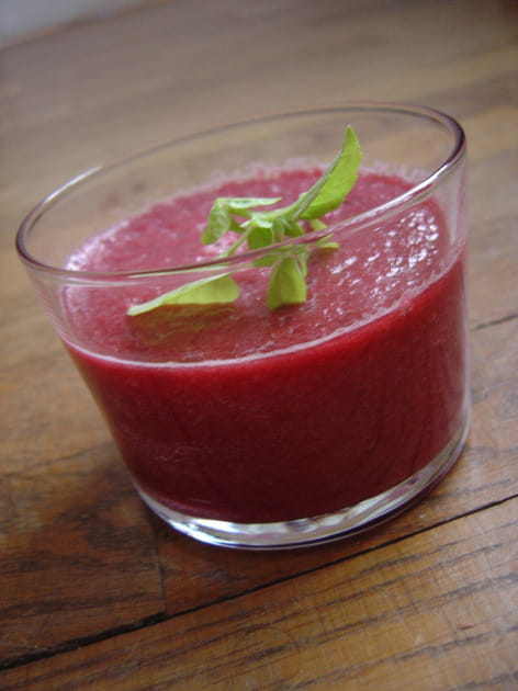 Soupe glac&eacute;e de betterave au basilic