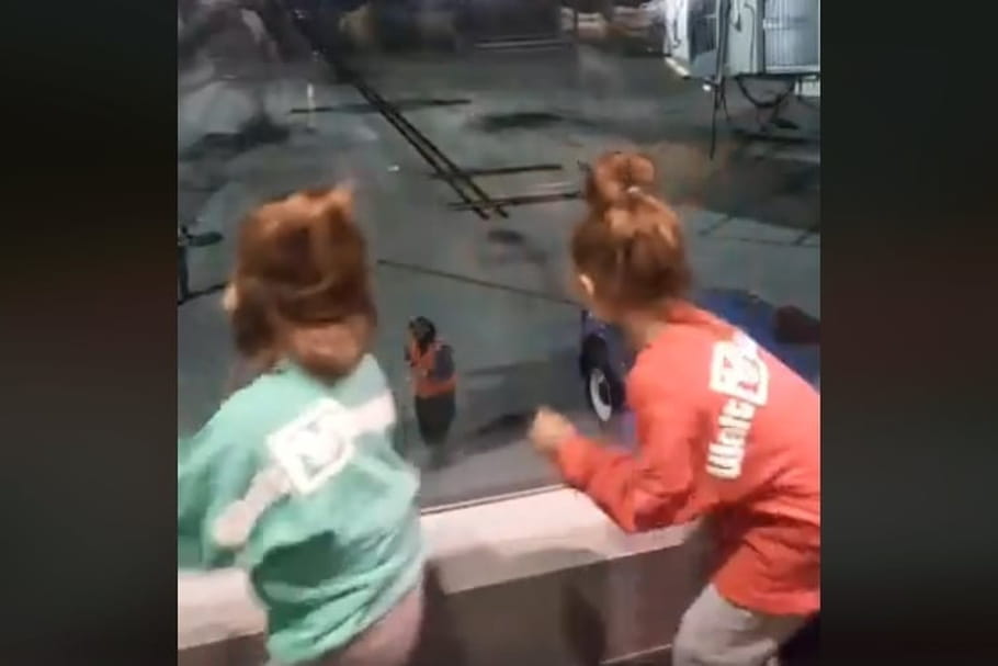 L'incroyable danse d'une employée d'aéroport et de deux fillettes