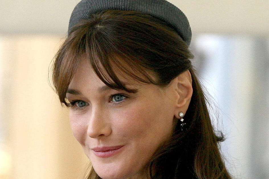 Carla Bruni, distingu&eacute;e avec sa demi-queue coiff&eacute;e d'un bibi