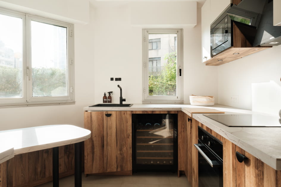 Apr&egrave;s&nbsp;: une cuisine plus a&eacute;r&eacute;e au mobilier bois&eacute;