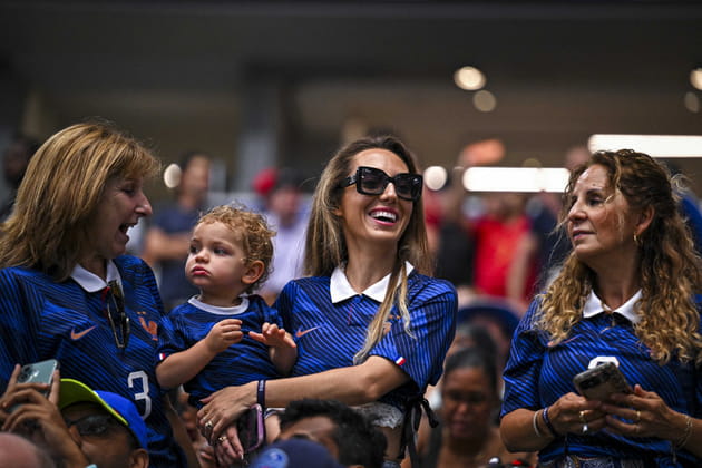 Tiziri Digne tout sourire avant la d&eacute;faite des Bleus en demi finale