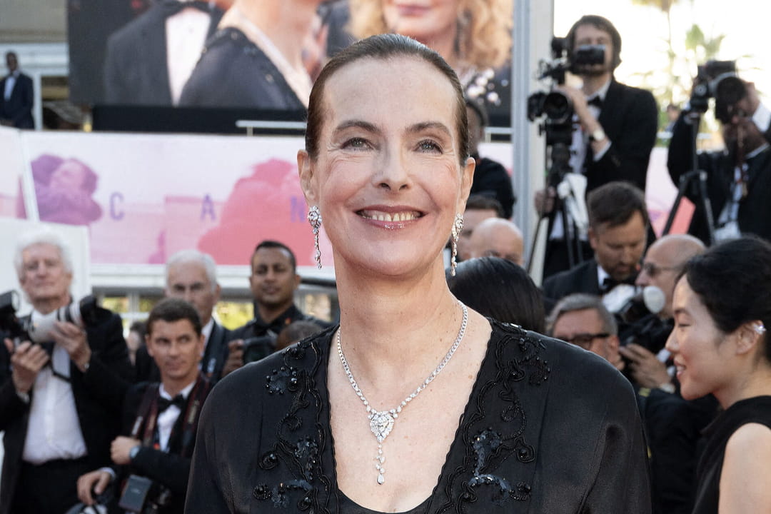Carole Bouquet ose la robe de princesse sur le tapis rouge de Cannes