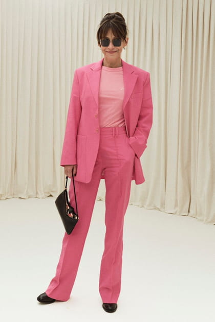 Sophie Marceau en total look rose au défilé Jacquemus "Le Raphia"
