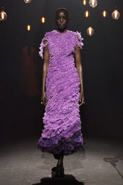 Robe &agrave; froufrous lavande aper&ccedil;ue sur le d&eacute;fil&eacute; Erdem