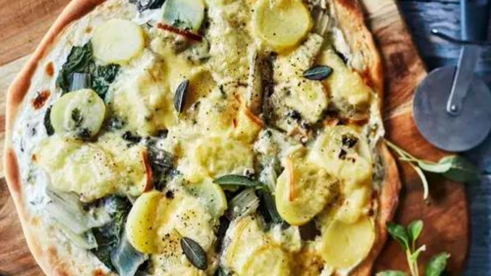 Pizza aux pommes de terre, blettes, raclette et bleu