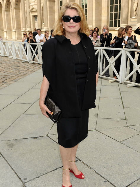 Catherine Deneuve en total look noir, chemise et jupe droite