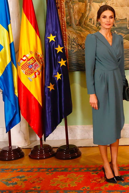 Letizia d'Espagne en robe midi sauge