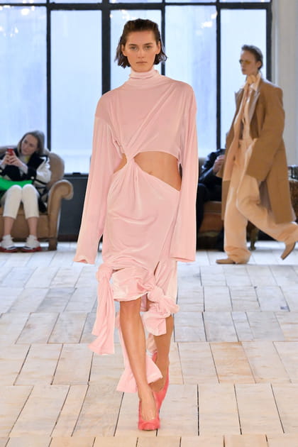 Robe rose p&acirc;le cut out aper&ccedil;ue sur le d&eacute;fil&eacute; Sportmax