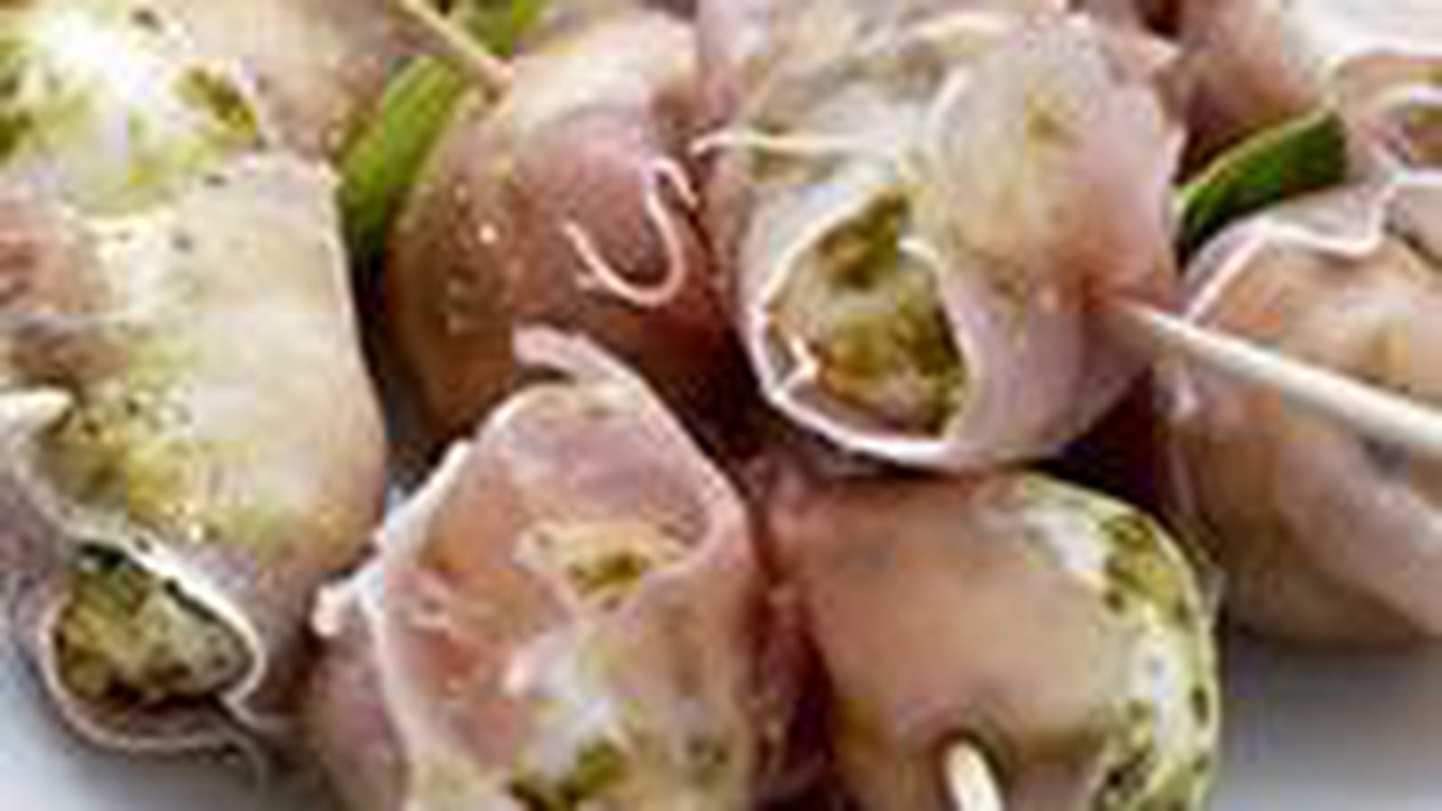 Mini tournedos de lotte au Jambon de Bayonne, coulis de poivrons au paprika fumé