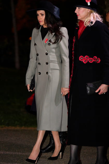 Meghan Markle en manteau gris &agrave; boutons
