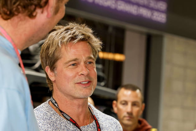 Brad Pitt collectionne des armes m&eacute;di&eacute;vales (faut se planquer Ang&eacute;lina&nbsp;!)