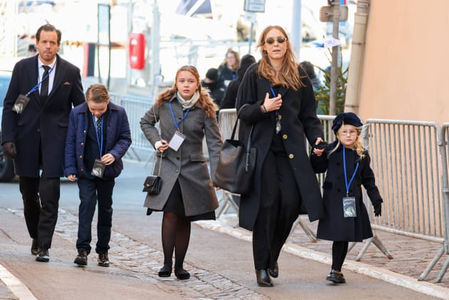 Th&eacute;a Charrier, la petite-fille de Brigitte Bardot, arrive en famille aux obs&egrave;ques