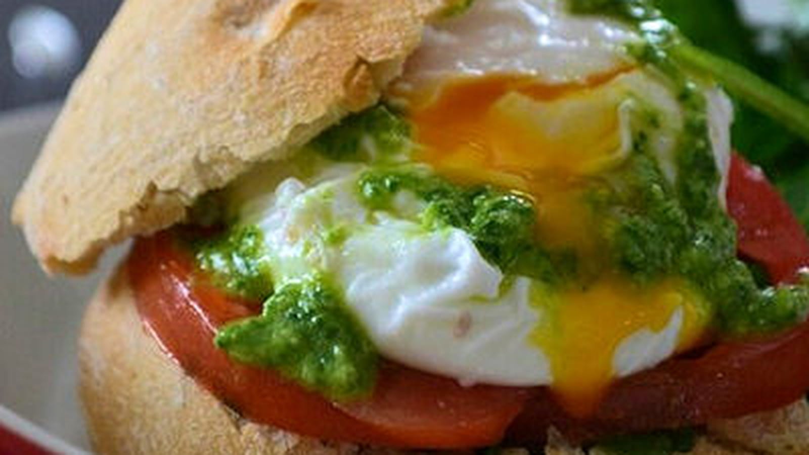 Sandwichs au pesto d'oseille et aux oeufs pochés