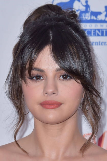 Le chignon d&eacute;coiff&eacute; de Selena Gomez