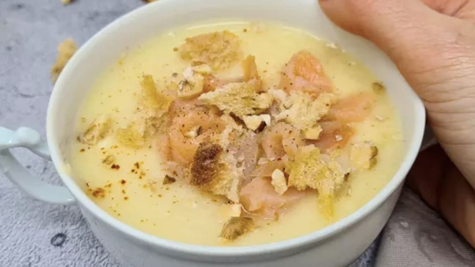 Velouté de panais, saumon fumé et croûtons