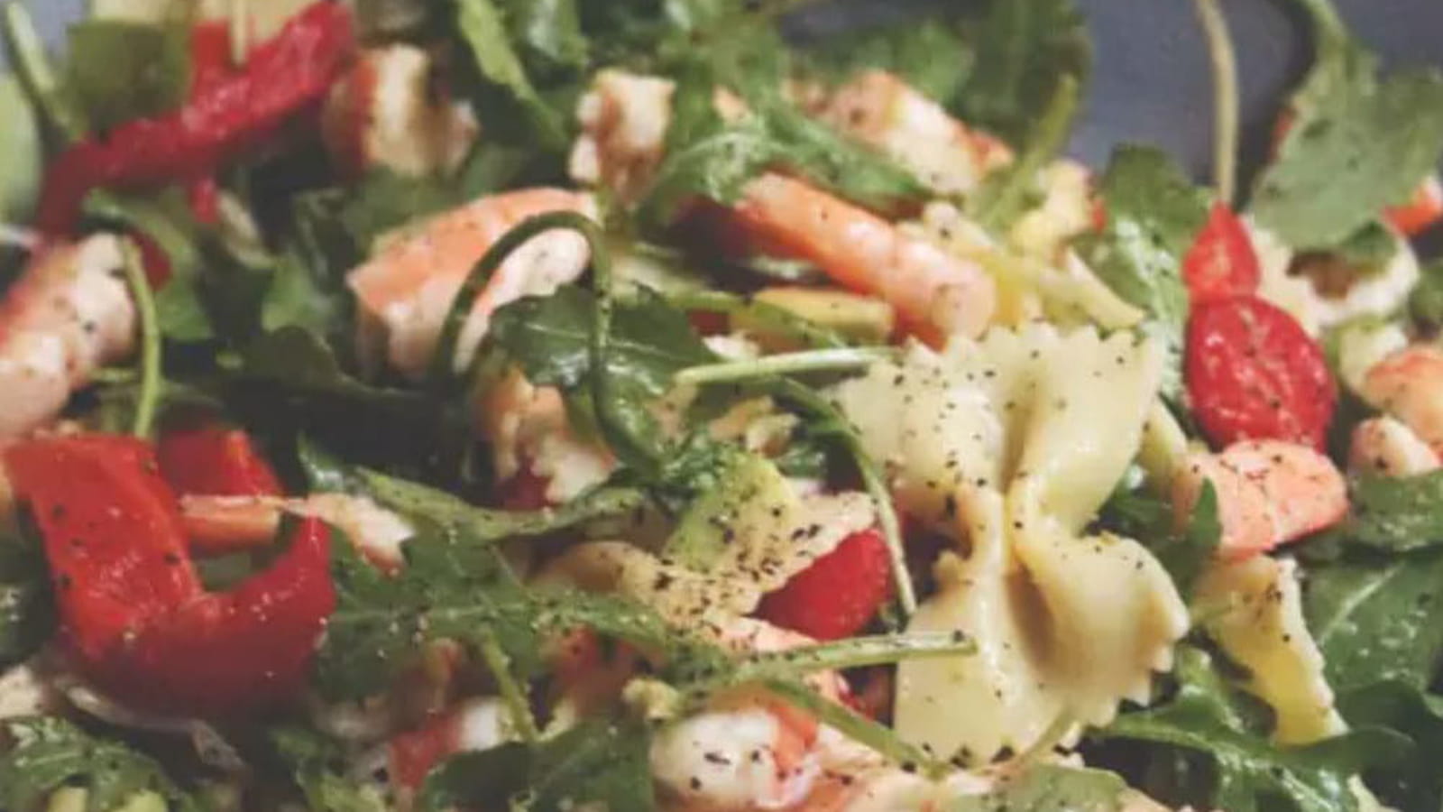 Salade de pâtes, crevettes, avocat et poivron rouge