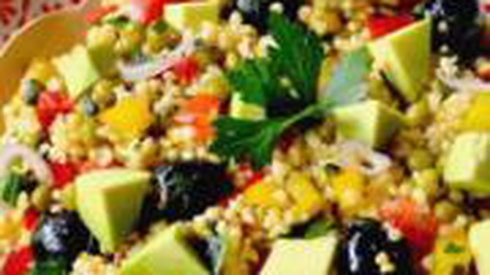 Taboulé aux petits pois, poivrons, tomates, olives noires et avocat