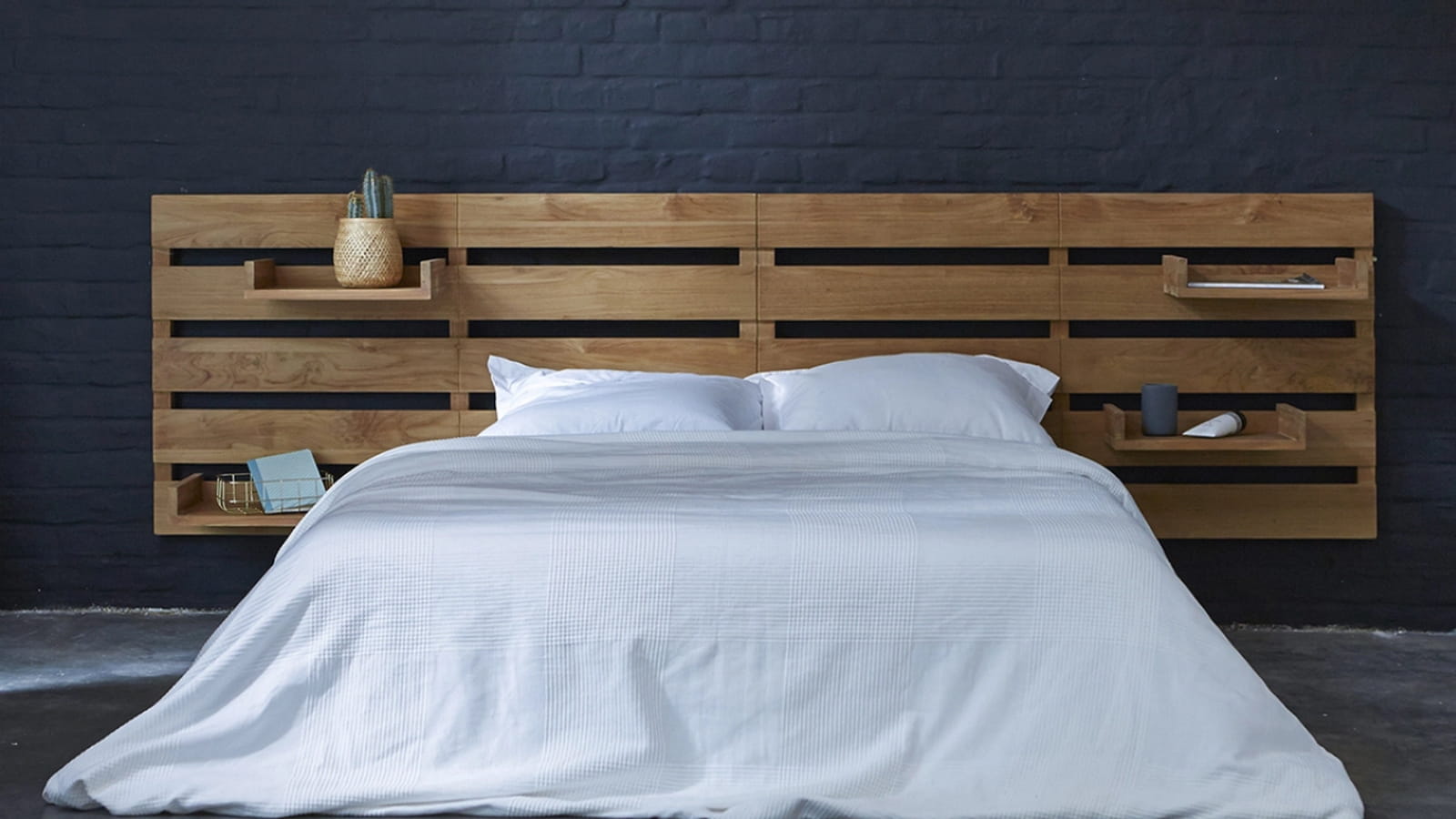 Une tête de lit en teck massif 