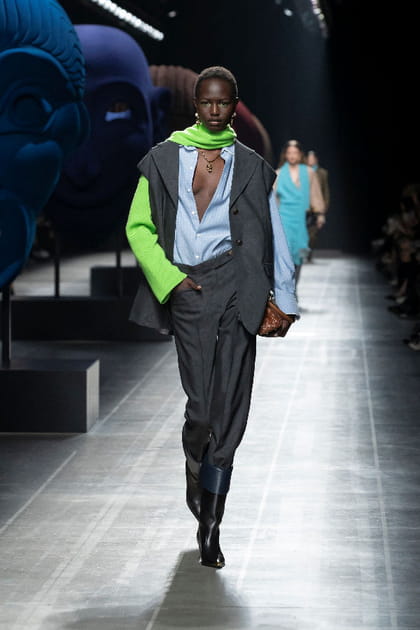 Chemise bleue, pull vert et blazer sans manches aper&ccedil;us sur le d&eacute;fil&eacute; Etro