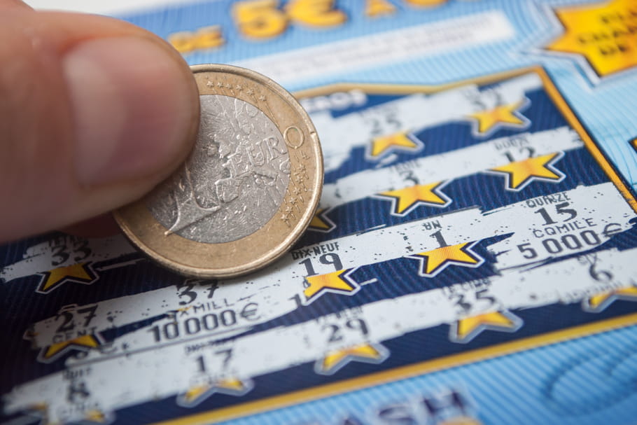 4 SDF gagnent 50 000 euros en grattant un jeu offert par une passante