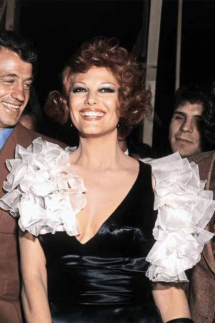 Claudia Cardinale en robe noire &agrave; manches bouffantes