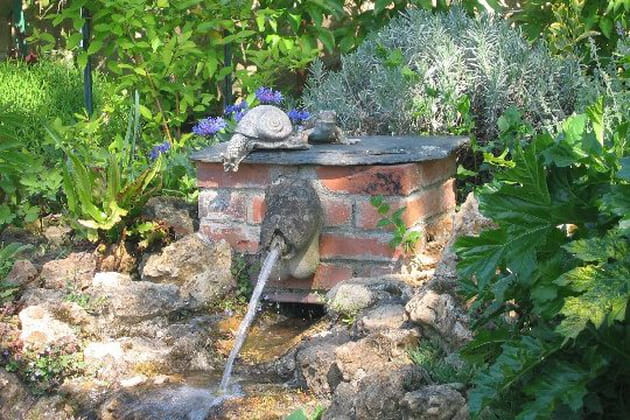 Une fontaine sous haute surveillance