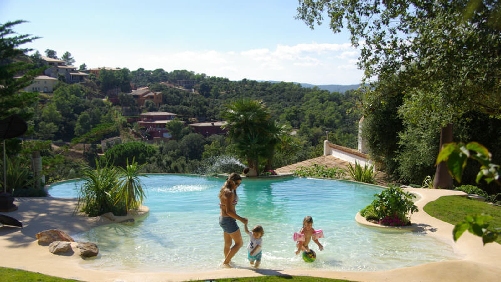 Piscine familiale de forme libre : argent