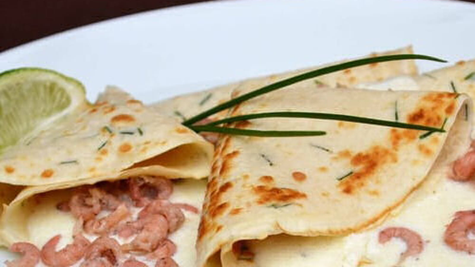 Crêpes à la ciboulette, sauce fromage et crevettes grises