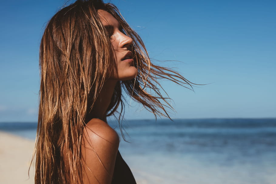 Poussée d'acné au soleil : solutions, éviter l'effet rebond