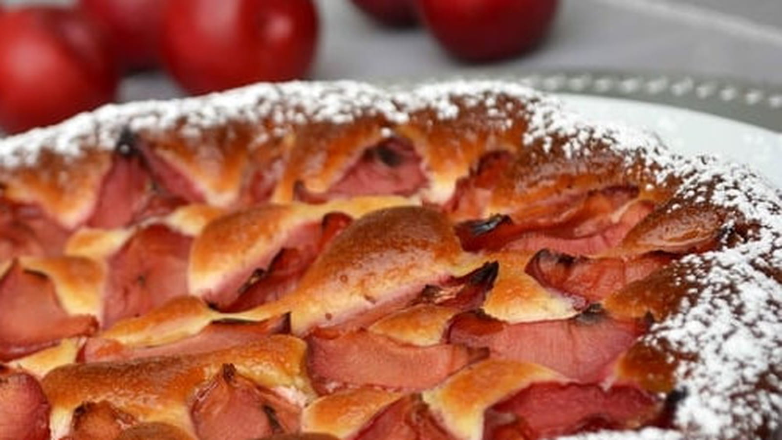 Gâteau quatre-quarts aux prunes rouges