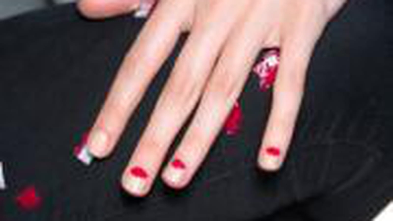 Le nail art demi-lune rouge