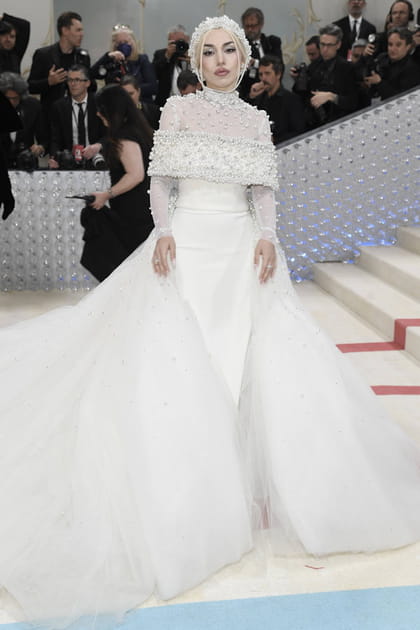 Ava Max en robe blanche en tulle Christian Siriano
