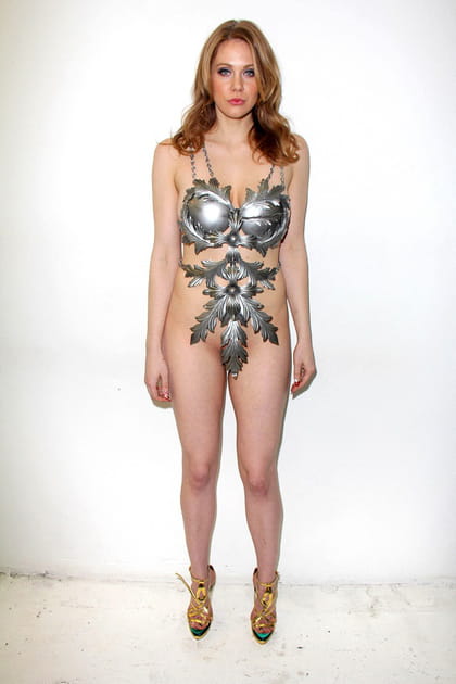 Maitland Ward en robe d&eacute;coup&eacute;e argent&eacute;e Adolfo Sanchez