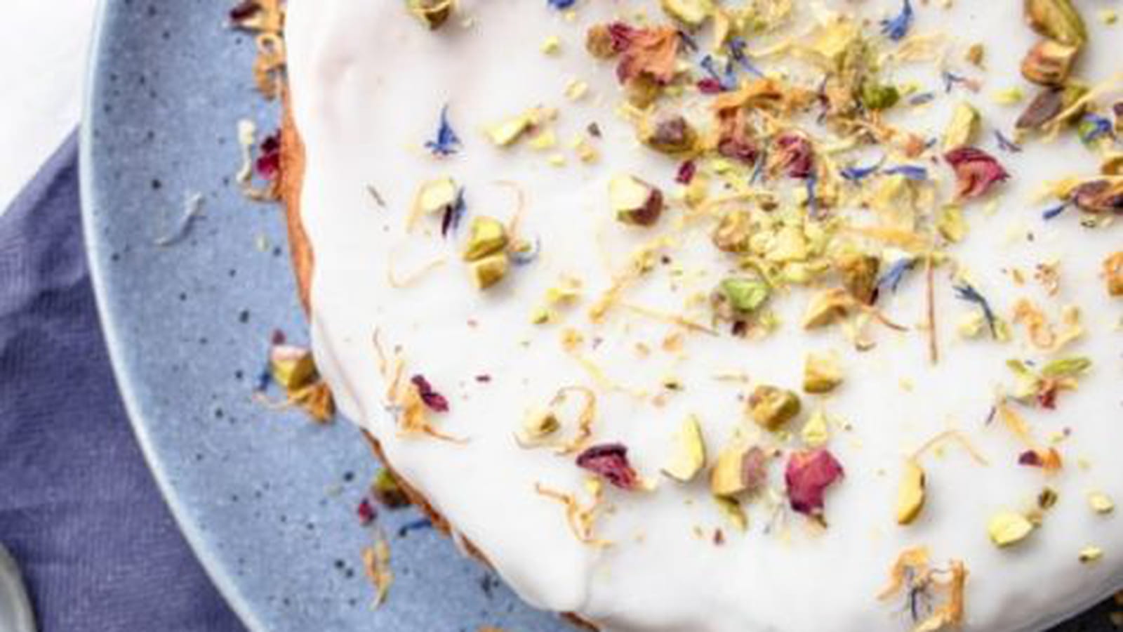 Gâteau moelleux à la rose, cardamome et pistaches