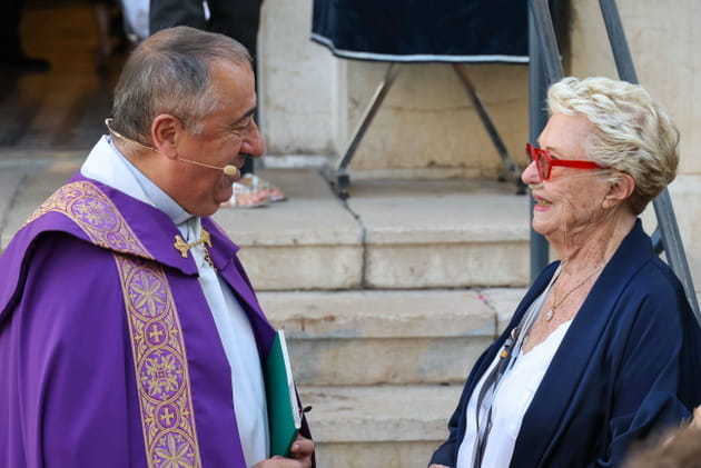 La veuve de Philippe Bouvard s'entretient avec l'homme d'&eacute;glise aux obs&egrave;ques