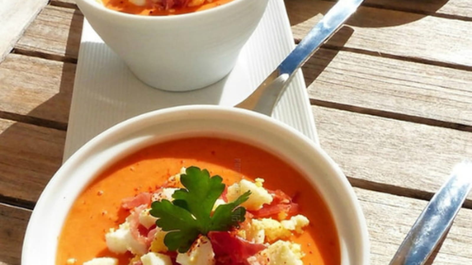 Salmorejo ou soupe froide andalouse aux tomates, œuf et jambon ibérique