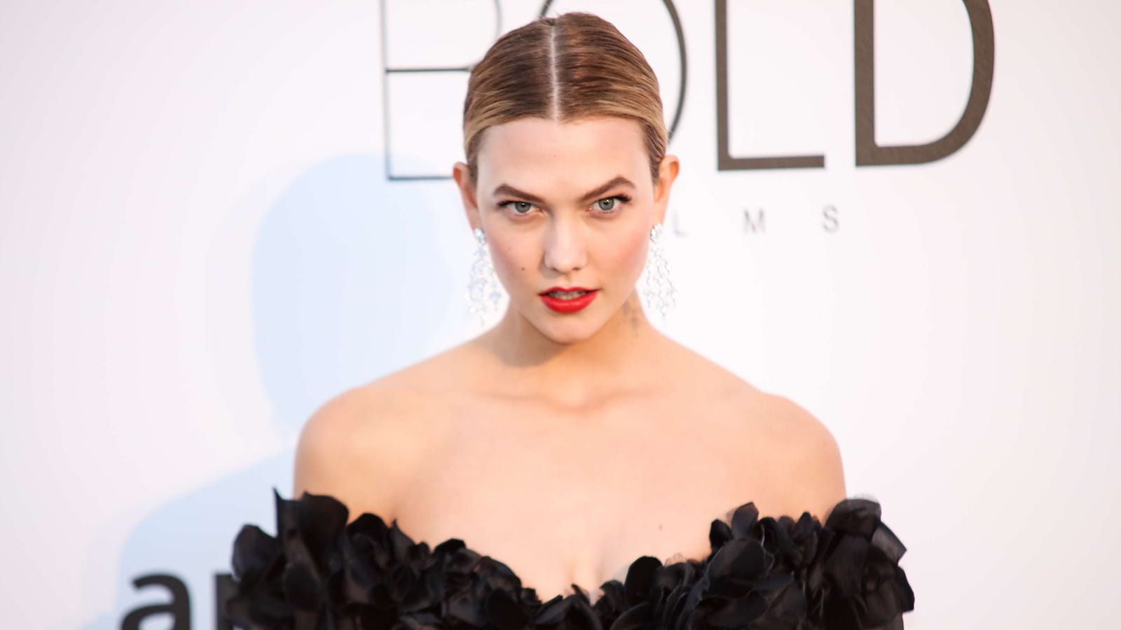 Le chignon bas et wet de Karlie Kloss