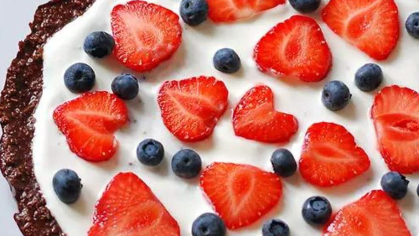 Pizza chocolat et fruits rouges sans gluten et sans cuisson
