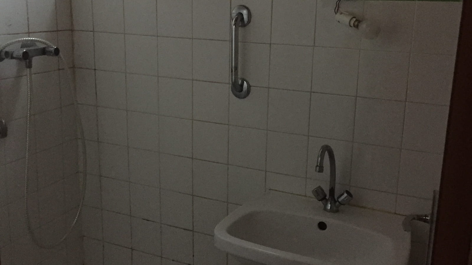 Salle d'eau avant 