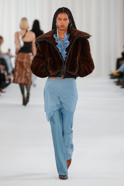 Veste zipp&eacute;e en fourrure et pantalon bleu aper&ccedil;us sur le d&eacute;fil&eacute; Vaillant