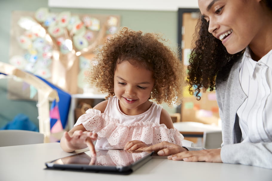 Le comportement paradoxal des parents face aux écrans