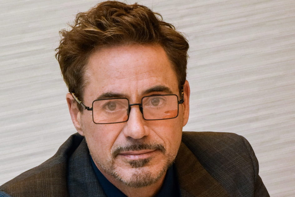 La moustache appliqu&eacute;e de Robert Downey Jr