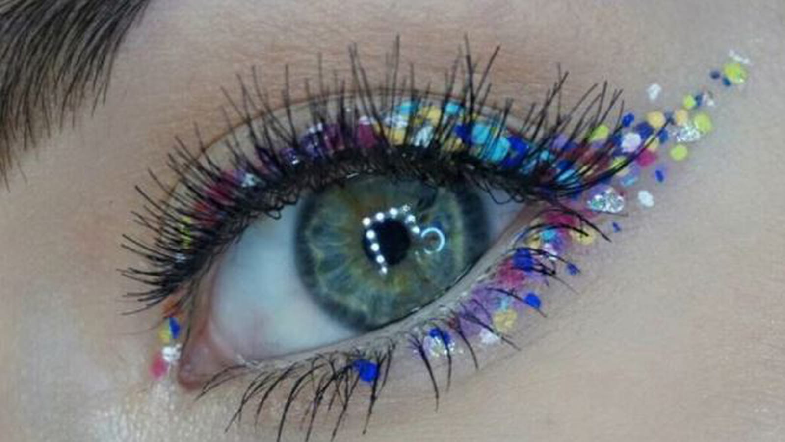 Le trait d'eyeliner en pointillés 