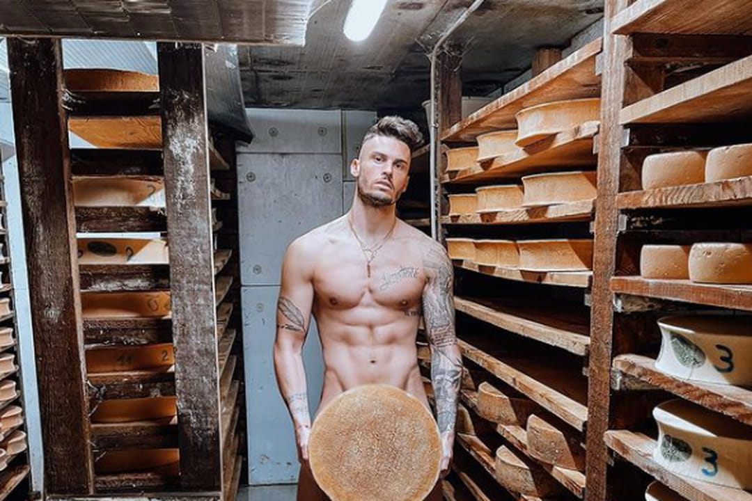 baptiste-giabiconi-int-gralement-nu-sous-sa-meule-de-fromage-les-fans