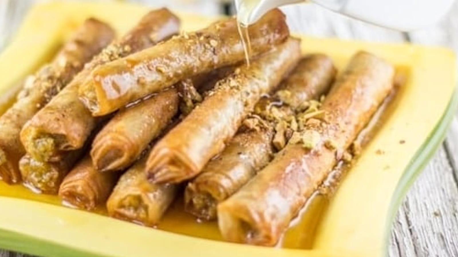 Cigares aux amandes et à la pistache au sirop de miel