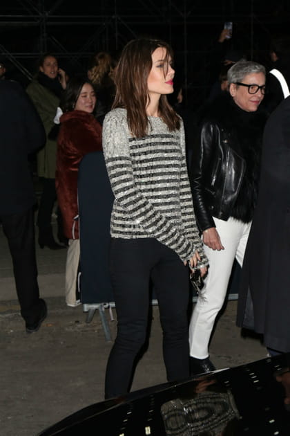 Charlotte Casiraghi en pull marini&egrave;re paillet&eacute;e et jean noir